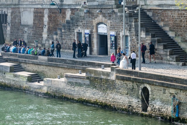 Paris-172 wedding couple waiting for Batobus